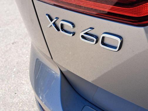 Bright Dusk Metallic 2026 Volvo XC60 B5 Plus