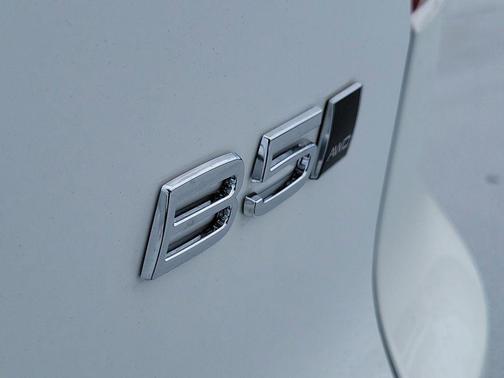 2026 Volvo XC40 Core, B5 AWD Gas (mild hybrid), Dark