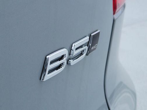 Vapour Grey Metallic 2026 Volvo XC40 Plus, B5 AWD Gas (mild hybrid), Dark