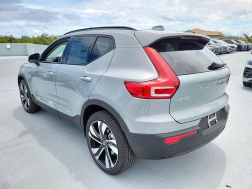 Vapour Grey Metallic 2026 Volvo XC40 Plus, B5 AWD Gas (mild hybrid), Dark