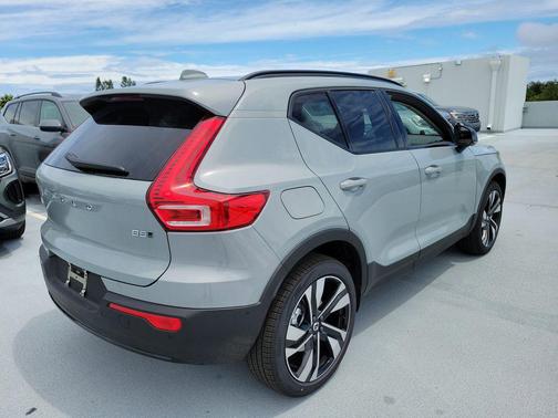 Vapour Grey Metallic 2026 Volvo XC40 Plus, B5 AWD Gas (mild hybrid), Dark