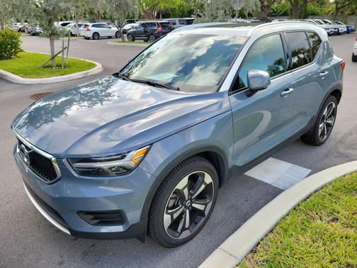 Thunder Grey Metallic 2020 Volvo XC40 T5 Momentum