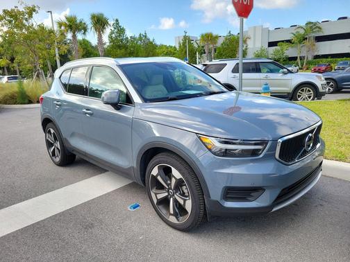 Thunder Grey Metallic 2020 Volvo XC40 T5 Momentum