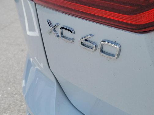 Crystal White Metallic 2026 Volvo XC60 B5 Plus