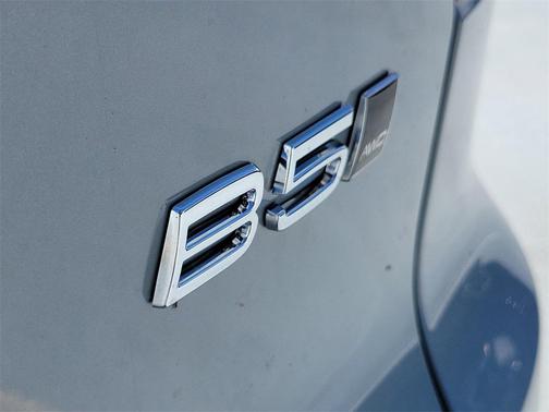 2026 Volvo XC40 Ultra, B5 AWD Gas (mild hybrid), Dark