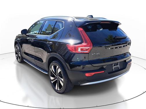 2023 Volvo XC40 B4 Plus Bright Theme