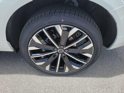 Crystal White Metallic 2026 Volvo XC60 B5 Ultra