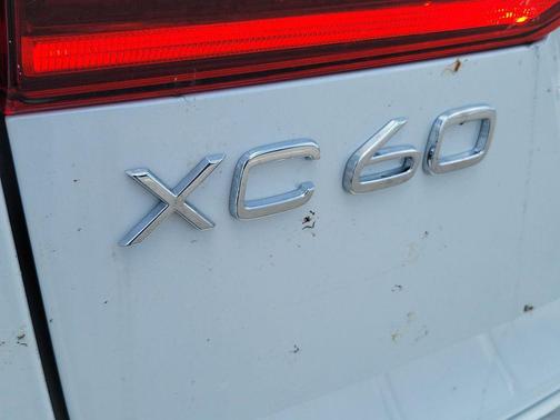 Crystal White Metallic 2026 Volvo XC60 B5 Ultra