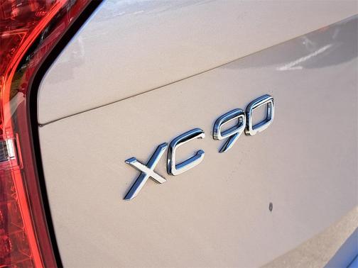 2023 Volvo XC90 B5 Plus