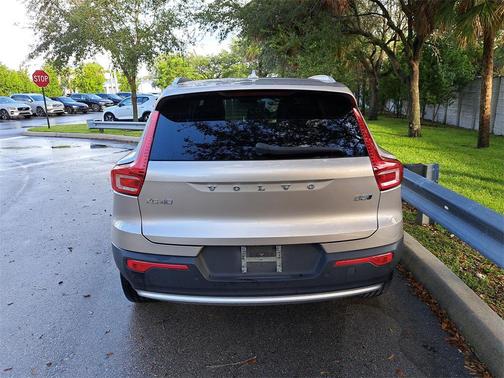 2023 Volvo XC40 B5 Plus Bright Theme