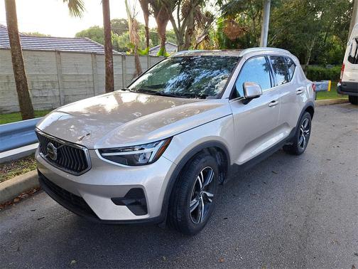 2023 Volvo XC40 B5 Plus Bright Theme