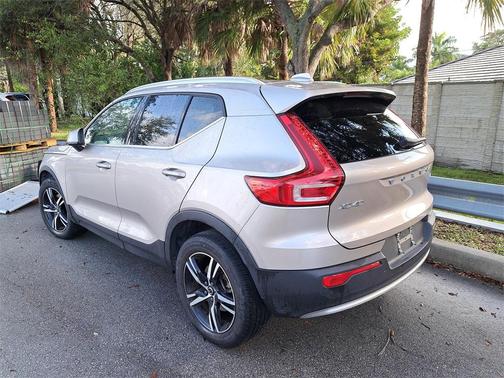 2023 Volvo XC40 B5 Plus Bright Theme