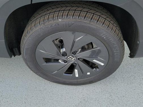 Deep Black Pearl 2026 Volkswagen Taos S