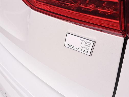 2022 Volvo XC60 Recharge Plug-In Hybrid T8 Inscription Expression