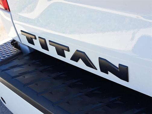 2023 Nissan Titan SV