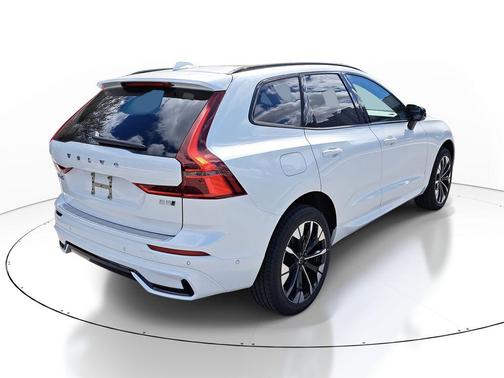 Crystal White Metallic 2026 Volvo XC60 B5 Plus