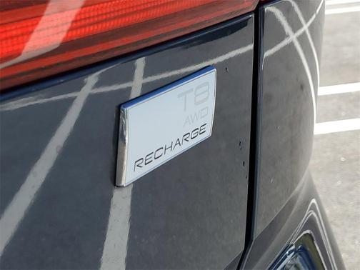 2024 Volvo XC60 Recharge Plug-In Hybrid T8 Ultimate Dark Theme