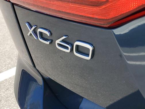 2024 Volvo XC60 Recharge Plug-In Hybrid T8 Ultimate Dark Theme