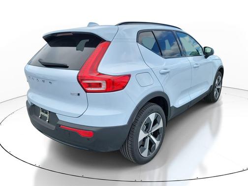 2026 Volvo XC40 Core, B5 AWD Gas (mild hybrid), Dark