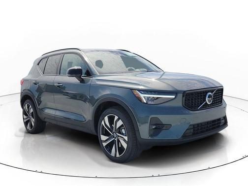 Forest Lake 2026 Volvo XC40 Plus, B5 AWD Gas (mild hybrid), Dark