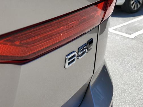 2023 Volvo XC60 B5 Plus Dark Theme