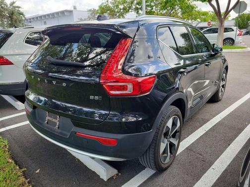 Onyx Black Metallic 2023 Volvo XC40 B5 Plus Bright Theme