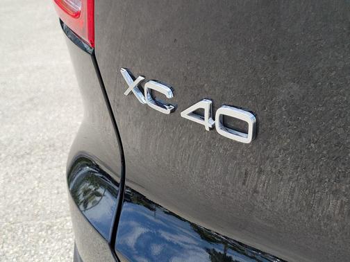 Onyx Black Metallic 2023 Volvo XC40 B5 Plus Bright Theme
