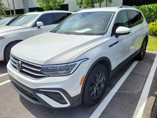 White 2022 Volkswagen Tiguan 2.0T SE