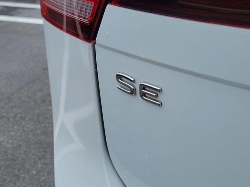 White 2022 Volkswagen Tiguan 2.0T SE