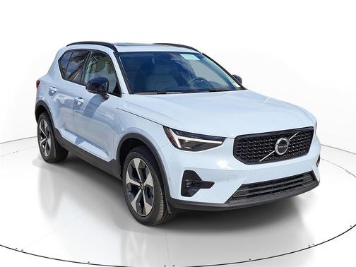 2026 Volvo XC40 Plus, B5 AWD Gas (mild hybrid), Dark
