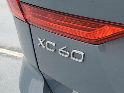2023 Volvo XC60 B5 Ultimate Bright Theme
