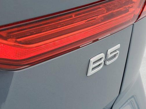 2023 Volvo XC60 B5 Ultimate Bright Theme
