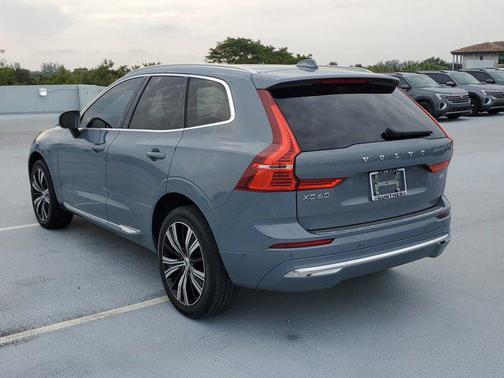 2023 Volvo XC60 B5 Ultimate Bright Theme