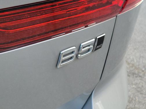 Silver Dawn Metallic 2024 Volvo XC60 B5 Core Dark Theme