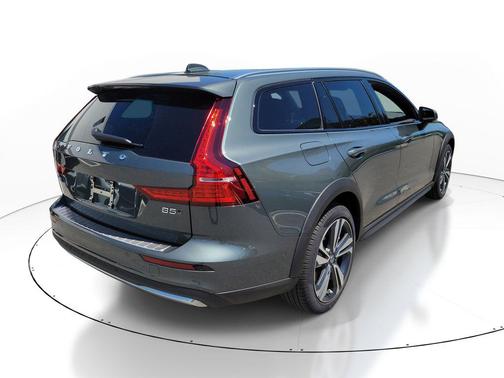 Forest Lake 2026 Volvo V60 Cross Country Plus, B5 AWD Gas (mild hybrid)