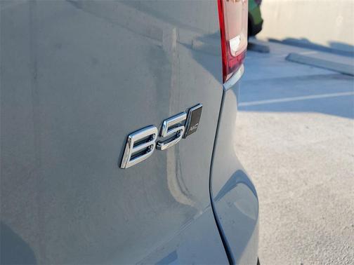 2025 Volvo XC40 B5 Ultra Bright Theme
