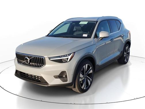 2025 Volvo XC40 B5 Ultra Bright Theme