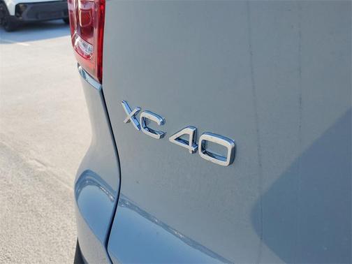 2025 Volvo XC40 B5 Ultra Bright Theme