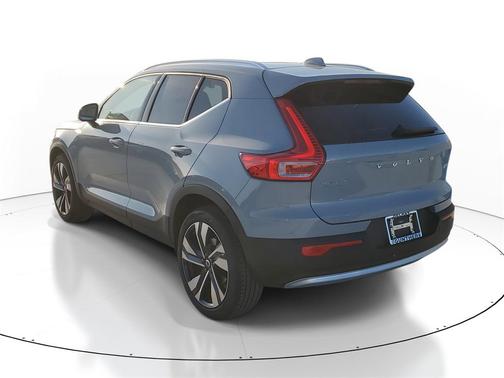 2025 Volvo XC40 B5 Ultra Bright Theme