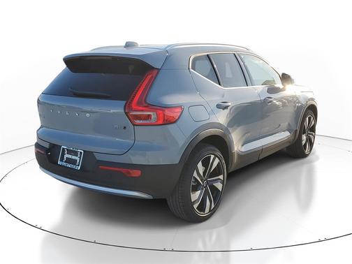 2025 Volvo XC40 B5 Ultra Bright Theme