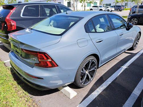 2023 Volvo S60 B5 Plus Dark Theme