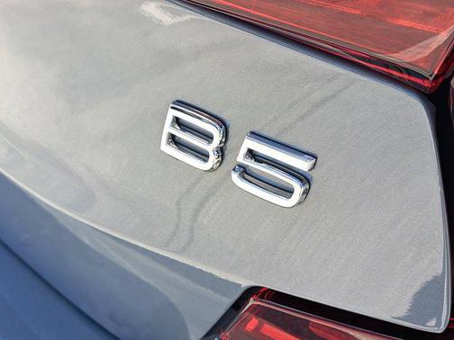 2023 Volvo S60 B5 Plus Dark Theme