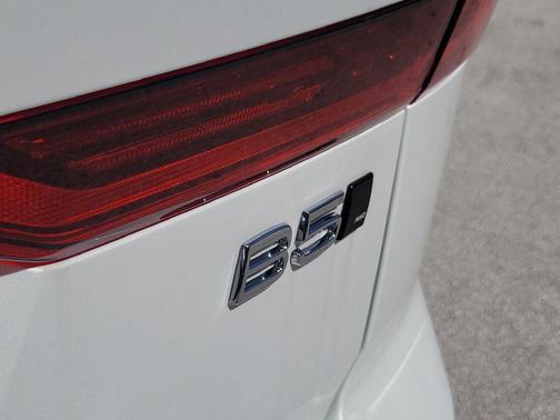 Crystal White Pearl 2027 Volvo XC60 Plus