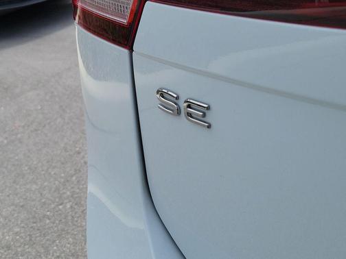 Pure White 2024 Volkswagen Tiguan 2.0T SE