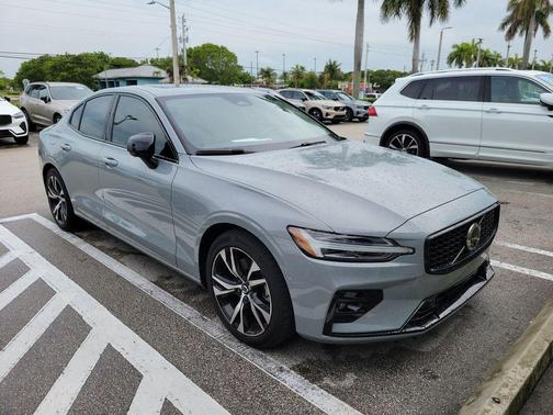 Vapour Grey Metallic 2024 Volvo S60 B5 Plus Dark Theme