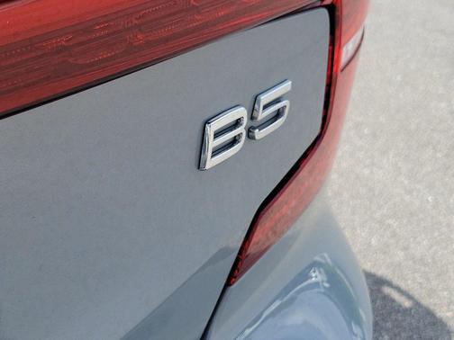 Vapour Grey Metallic 2024 Volvo S60 B5 Plus Dark Theme