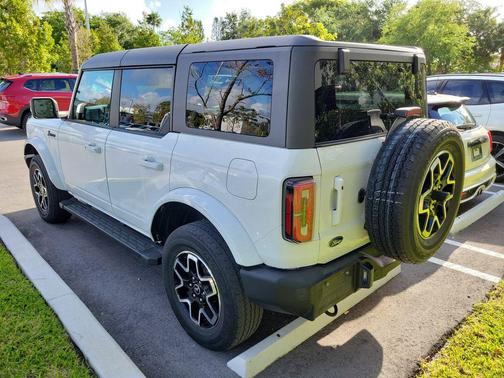 Oxford White 2022 Ford Bronco Outer Banks