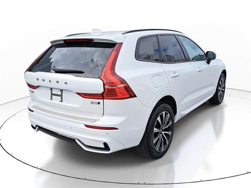 2024 Volvo XC60 B5 Core Dark Theme