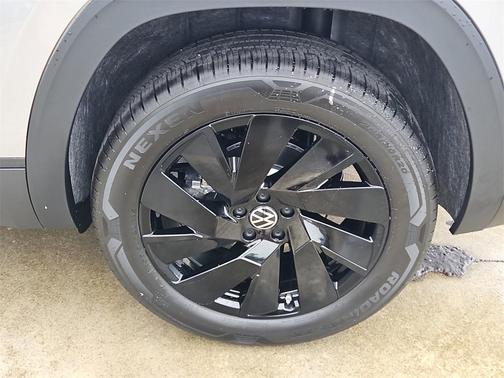 2025 Volkswagen Atlas Cross Sport 2.0T SE w/Technology