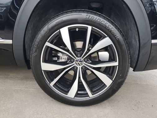 Deep Black Pearl 2026 Volkswagen Atlas 2.0T SEL Premium R-Line 4MOTION